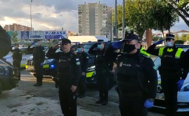 Vídeo | Agentes de Policía Nacional y Local se rinden homenaje mutuo en Málaga